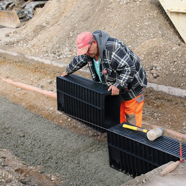 A man installing a RECYFIX channel